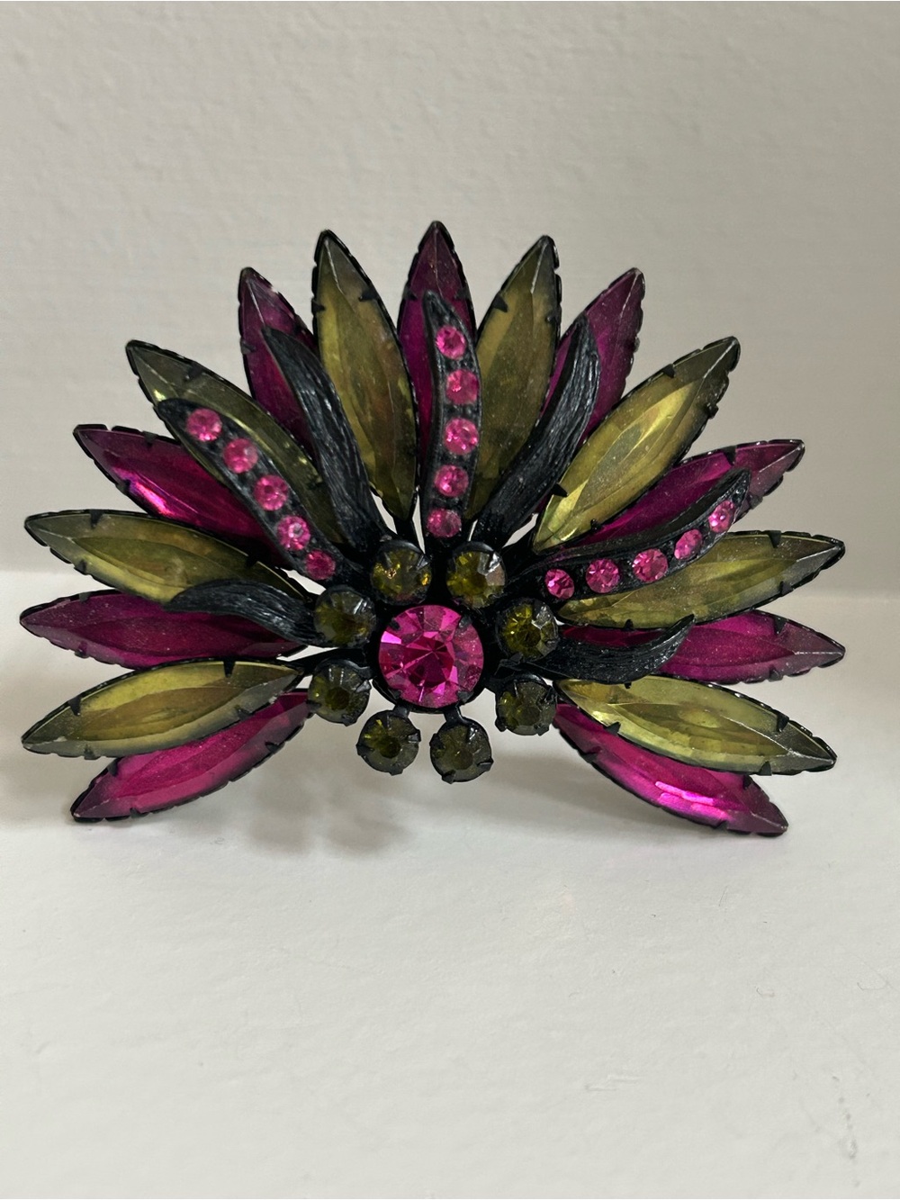 1950s Selro/ Selini Fan-Shaped Floral Sunburst Brooch in Fuchsia and Green